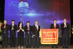 Ủy viên Bộ Chính trị, Chủ tịch Ủy ban Trung ương Mặt trận Tổ quốc Việt Nam Nguyễn Thiện Nhân trao tặng bức trướng cho Truyền hình Thông Tấn. (Ảnh: Nguyễn Dân/TTXVN)