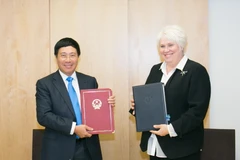 Phó Thủ tướng, Bộ trưởng Ngoại giao Phạm Bình Minh và Bộ trưởng Ngoại giao Estonia, bà Marina Kaljurand tại buổi ký kết Hiệp định. (Ảnh: Lê Dương/TTXVN)