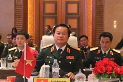 Đoàn quân đội Việt Nam tiếp xúc bên lề hội nghị ACDFIM-12