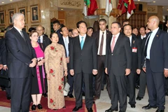 Thủ tướng Nguyễn Tấn Dũng cùng Phu nhân và Thủ tướng Algeria Abdelmalek Sellal đến thăm Bảo tàng Cựu chiến binh Algeria ở thủ đô Alger. (Ảnh: Đức Tám/TTXVN)