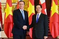 Thủ tướng Việt Nam Nguyễn Tấn Dũng đón, hội đàm với Thủ tướng Anh David Cameron, ngày 29/7. (Ảnh: Đức Tám/TTXVN