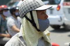 Chống chọi với nắng nóng. (Ảnh: Nguyễn Thủy/TTXVN)