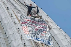 Treo biểu ngữ trên mái vòm Vatican để phản đối chính sách của EU