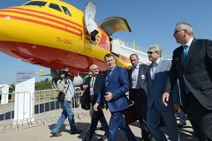 Phó Thủ tướng Nga Dmitry Rogozin (ngoài cùng bên phải) đi bên cạnh cùng Phó Tổng thống Iran Sorena Sattari thăm MAKS-2015. (Nguồn: Dmitry Rogozin/twitter) 