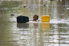 Người dân vùng lũ ở Kalay, Myanmar. (Nguồn: AFP)