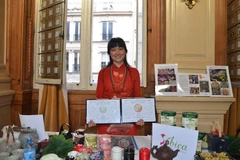 Bà Vũ Thị Thu Hằng khi nhận hai giải thưởng cho các sản phẩm của công ty càphê Sobica. (Ảnh: Bích Hà/Vietnam+)