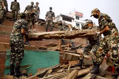Quân đội Nepal làm nhiệm vụ tại một khu đền bị phá hủy sau động đất ở thủ đô Kathmadu ngày 30/5. (Nguồn: THX/TTXVN