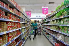 Người tiêu dùng mua hàng bình ổn thị trường tại hệ thống siêu thị Saigon Co.op-Thành phố Hồ Chí Minh. (Ảnh: Thanh Vũ/TTXVN)