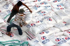 Bốc xếp gạo xuất khẩu tại cảng Sài Gòn. (Ảnh: Đình Huệ/TTXVN)