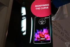 LG giới thiệu điện thoại màn hình cong G Flex 2 ở CES 2015