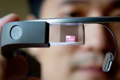 Gã khổng lồ Google khẳng định không bỏ rơi kính thông minh Glass