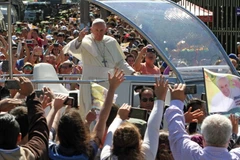 Giáo hoàng được các giáo dân chào đón khi ông tới thành phố Santa Cruz. (Nguồn: AFP)