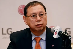 Một giám đốc của LG bị kiện phá hoại máy giặt của Samsung