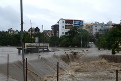 Khu vực trung tâm thành phố Uông Bí, tỉnh Quảng Ninh bị nước lũ dồn về làm ngập sâu, sáng 2/8. (Ảnh: Nguyễn Hoàng/TTXVN)
