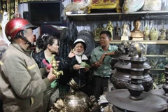 Nam Định huy động gần 300 công an bảo vệ an ninh chợ Viềng