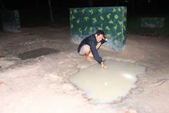 Bố mẹ đi làm, con gái 4 tuổi ở nhà rơi xuống hố nước tử vong