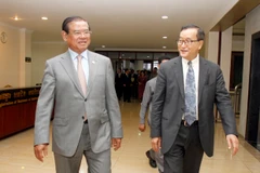 Phó Thủ tướng, Phó Chủ tịch CPP Sar Kheng (trái) và Chủ tịch CNRP Sam Rainsy tại cuộc hội đàm hồi tháng 4. (Nguồn: akp.gov.kh)