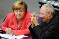 Thủ tướng Đức Angela Merkel và Bộ trưởng Tài chính Đức Wolfgang Schaeubl tại phiên bỏ phiếu của Quốc hội Đức về kế hoạch cứu trợ mới với Hy Lạp. (Nguồn: AFP)