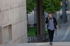 Người dân đeo khẩu trang phòng lây nhiễm COVID-19 tại Nicosia, Cộng hòa Cyprus. (Ảnh: THX/TTXVN)