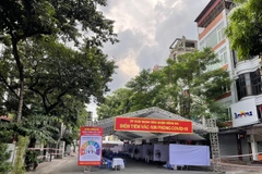 Chiều 27/8, lực lượng chức năng của hai phường Văn Chương và Văn Miếu phối hợp với Trung tâm Y tế quận lập điểm tiêm dã chiến để tiêm vaccine cho người dân. (Ảnh: QT/Vietnam+)