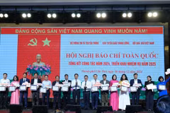 Trưởng Ban Tuyên giáo Trung ương Nguyễn Trọng Nghĩa trao Bằng khen của Ban Tuyên giáo Trung ương cho các cơ quan, đơn vị có thành tích xuất sắc. (Ảnh: Thanh Liêm/TTXVN)