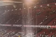Sân Old Trafford dột nặng trong ngày Manchester United để thua Arsenal
