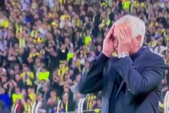 Biểu cảm kỳ lạ của HLV Mourinho khi chứng kiến 2 pha cứu thua của Onana