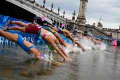 Video khoảnh khắc các VĐV nhảy xuống sông Seine bắt đầu phần thi ở Olympic