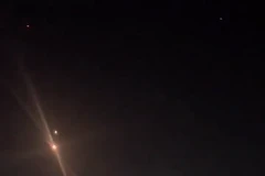 Cảnh hệ thống phòng không của Israel đánh chặn tên lửa Iran