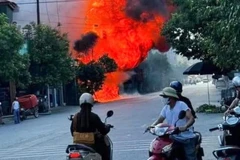 Cận cảnh vụ cháy xe bồn khi tiếp xăng tạo quầng lửa dữ dội ở Bắc Ninh