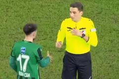 Murat Cem định bắt tay trọng tài rồi bất ngờ rụt tay lại.