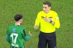 Murat Cem định bắt tay trọng tài rồi bất ngờ rụt tay lại.