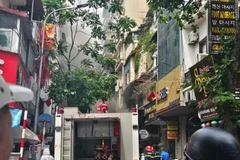 Hà Nội: Hỏa hoạn trên phố cổ gần Hồ Gươm, khói đen bốc cao