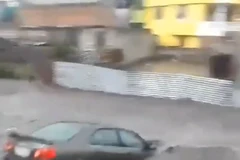 Lũ lụt nhấn chìm xe ôtô trên đường phố thủ đô Quito của Ecuador