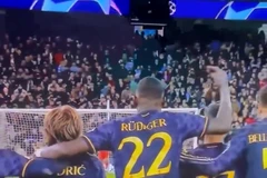 Rudiger ra hiệu cho Lunin đổ người cản được cú sút penalty của Kovacic