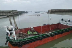 Cảnh xà lan đâm gãy cầu khiến nhiều xe rơi xuống sông ở Trung Quốc