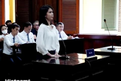Bị cáo Trần Thị Ngọc Trinh hầu tòa. (Ảnh: Thành Chung/Vietnam+)