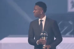 Khoảnh khắc Vinicius Jr. nhận giải thưởng FIFA The Best