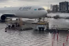 Cảnh ngập lụt chưa từng có tại sân bay Dubai, máy bay đi trong làn nước