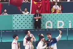 Các VĐV Hàn Quốc, Triều Tiên "ngoại giao bóng bàn" bằng cách wefie ở Olympic