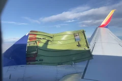 Máy bay hạ cánh khẩn cấp do sự cố bung nắp động cơ Boeing