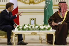 Tổng thống Pháp Emmanuel Macron và Thái tử Saudi Arabia Mohammed bin Salman. (Ảnh: AFP/TTXVN)