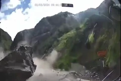 Hãi hùng với cảnh đá lở rơi trúng xe đi trên đèo ở Peru