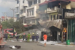 Lực lượng cứu hỏa dập tắt đám cháy xe bồn ở xã Yên Phụ (Nguồn: Facebook)