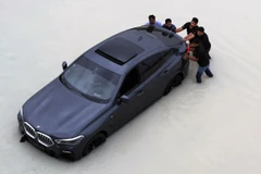 Cảnh đô thị phồn hoa Dubai chìm trong biển nước do lũ lụt