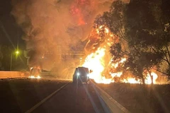 Cận cảnh vụ cháy xe bồn nghi chở xăng dầu trên cao tốc Hà Nội-Hải Phòng