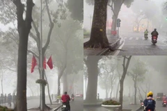 Hồ Gươm mịt mù trong ngày sương mù dày đặc bao phủ Hà Nội