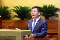 Bộ trưởng Bộ Công thương Nguyễn Hồng Diên đọc tờ trình tại Kỳ họp thứ 8, Quốc hội khóa XV (Ảnh: TTXVN)