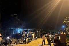 Người dân tụ tập tại hiện trường sau khi xảy ra vụ việc. (Nguồn: Quảng Bình hôm nay)