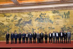 Bộ trưởng Ngoại giao Trung Quốc Vương Nghị cùng các đại diện Palestine trong cuộc họp ở Bắc Kinh (Ảnh: GCTN)
